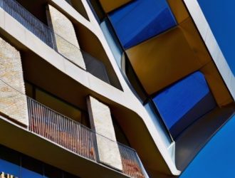 Эффективная отделка фасадов: утепление и вентиляция для комфорта и долговечности зданий