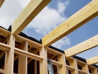 Эффективное утепление деревянной крыши: как выбрать материалы и избежать ошибок