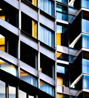 Эволюция фасадов: преимущества стеклянных и металлических материалов в современном строительстве