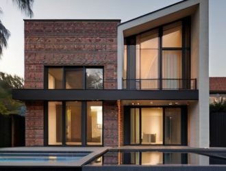 Как выбрать идеальную отделку для фасада дома с кирпичной кладкой: ключевые советы и рекомендации