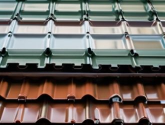 Металлочерепица или профлист: что выбрать для вашего строительного проекта?