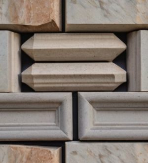 Натуральный камень в отделке фасадов: преимущества, виды и секреты укладки