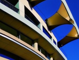 Правильный выбор кровельных конструкций для зданий с балконами: от материалов до обслуживания