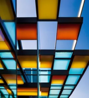 Стеклянные панели: современное решение для фасадов с множеством преимуществ