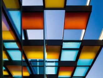 Стеклянные панели: современное решение для фасадов с множеством преимуществ