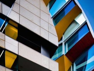 Устойчивость фасадов: Как защитить конструкции от внешних воздействий