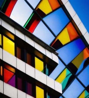 Выбор фасадных конструкций для зданий с витражами: ключевые аспекты для долговечности и эстетики