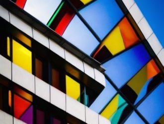 Выбор фасадных конструкций для зданий с витражами: ключевые аспекты для долговечности и эстетики