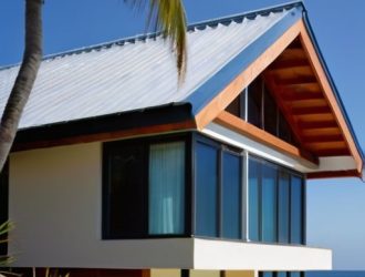 Выбор кровельного покрытия для прибрежного дома: как климат влияет на долговечность и эффективность крыши