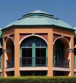 Выбор кровельных материалов: Как архитектурный стиль влияет на функциональность и эстетику зданий