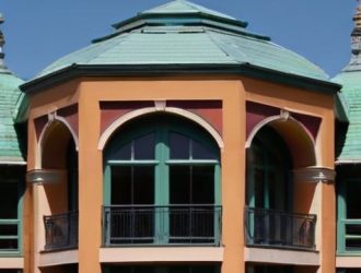 Выбор кровельных материалов: Как архитектурный стиль влияет на функциональность и эстетику зданий