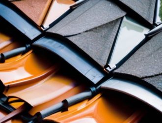Выбор кровельных материалов: как солнечный свет влияет на долговечность вашей крыши
