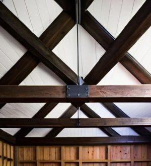 Деревянные перекрытия для мансарды: преимущества, монтаж и уход за конструкцией