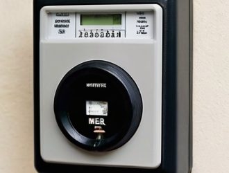 Эффективное управление энергопотреблением: как правильно выбрать и установить электросчётчик в частном доме