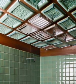 Идеальная отделка: Как выбрать и уложить плитку на потолок в ванной