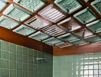 Идеальная отделка: Как выбрать и уложить плитку на потолок в ванной