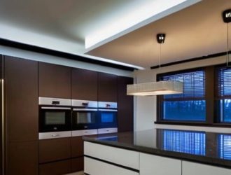 Идеальный потолок для кухни: как выбрать отделку, которая преобразит ваше пространство