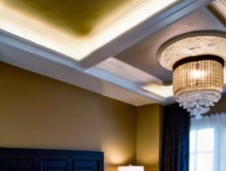 Идеальный потолок для спальни: как отделка влияет на атмосферу и стиль интерьера