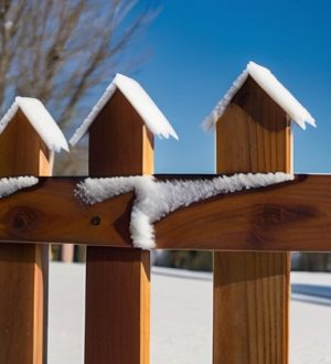 Как правильно утеплить деревянный забор на зиму: советы и методы сохранения его в идеальном состоянии