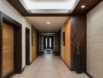 Как выбрать отделку потолка для коридора: советы и рекомендации по материалам и дизайну