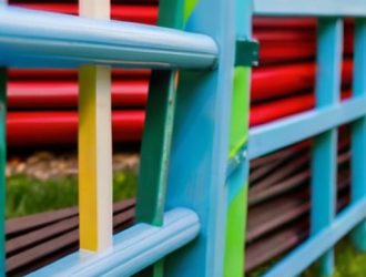 Краска для утепленных заборов: как выбрать, покрасить и сохранить долговечность