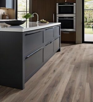 Ламинат на кухне: Преимущества, недостатки и советы по выбору