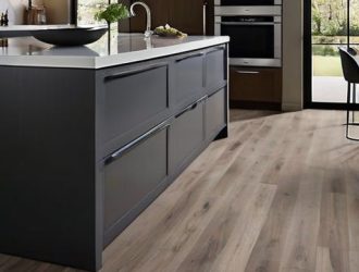 Ламинат на кухне: Преимущества, недостатки и советы по выбору