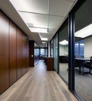 Стеклянные перегородки в офисе: преимущества, виды и секреты успешного монтажа