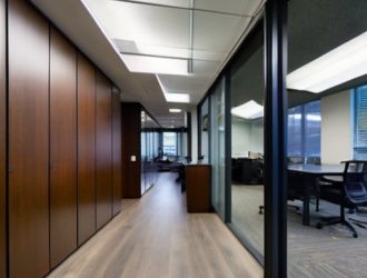 Стеклянные перегородки в офисе: преимущества, виды и секреты успешного монтажа