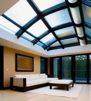 Стеклянные потолки: Эстетика, Монтаж и Уход за Современным Интерьером
