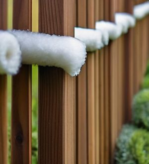 Утепление деревянного забора: как сохранить тепло и продлить срок службы конструкции