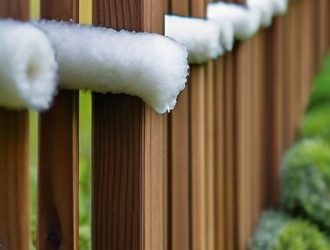 Утепление деревянного забора: как сохранить тепло и продлить срок службы конструкции