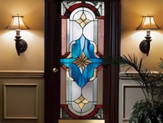 Витражные двери: Искусство, история и современные тенденции в дизайне интерьера