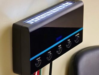 Защита от скачков напряжения: Как сохранить ваше оборудование и безопасность дома