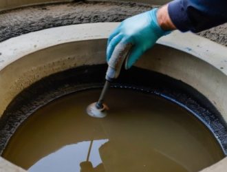 Эффективные методы заделки дырок в бетонных кольцах колодцев: от диагностики до защиты