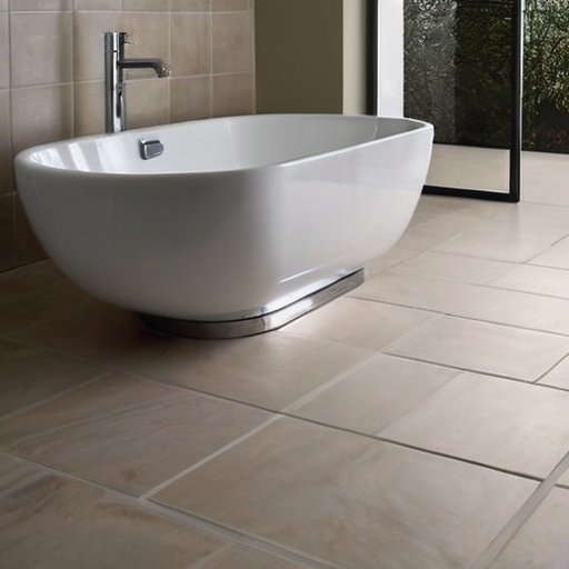 Идеально отполированный керамический пол с отражением и аксессуарами для ухода.