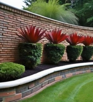 Как красиво и надежно отделать кирпичный забор: варианты и советы