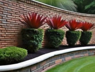 Как красиво и надежно отделать кирпичный забор: варианты и советы