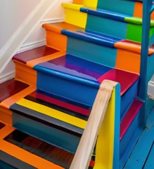 Как правильно покрасить деревянную лестницу: советы по выбору материалов и техники нанесения