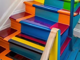 Как правильно покрасить деревянную лестницу: советы по выбору материалов и техники нанесения