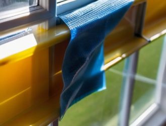 Как правильно удалить пленку с пластиковых окон: пошаговое руководство и советы по уходу