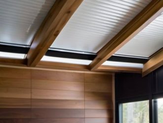 Как выбрать идеальные материалы для обшивки потолка в деревянном доме?