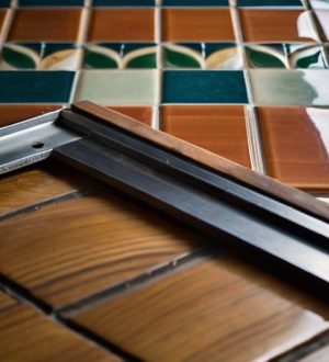 Керамическая плитка на деревянном полу: как правильно уложить и избежать проблем?