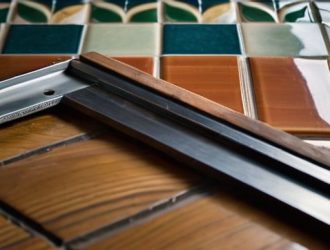 Керамическая плитка на деревянном полу: как правильно уложить и избежать проблем?