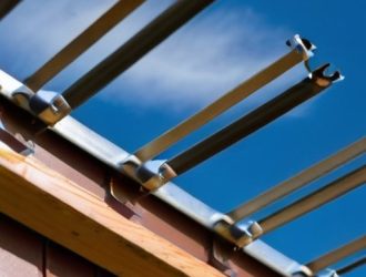 Правильный монтаж металлочерепицы: ключ к долговечности и надежности вашей крыши