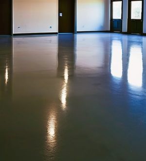 Правильный уход за полусухой стяжкой: как полив влияет на долговечность и качество покрытия