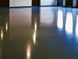 Правильный уход за полусухой стяжкой: как полив влияет на долговечность и качество покрытия